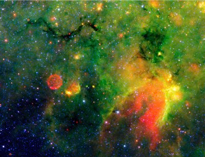 Spitzer-Weltraumteleskop-Infrarotbild einer Schlange (oben links) und der umliegenden stürmischen Umgebung. Es ist tatsächlich der Kern einer dicken, rußigen Wolke, die Dutzende von Sonnensystemen verschlingen könnte. NASA. von National Aeronautics and Space Administration National Aeronautics and Space Administration